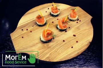 Канапе с форелью, яблоком и соусом песто 5 шт